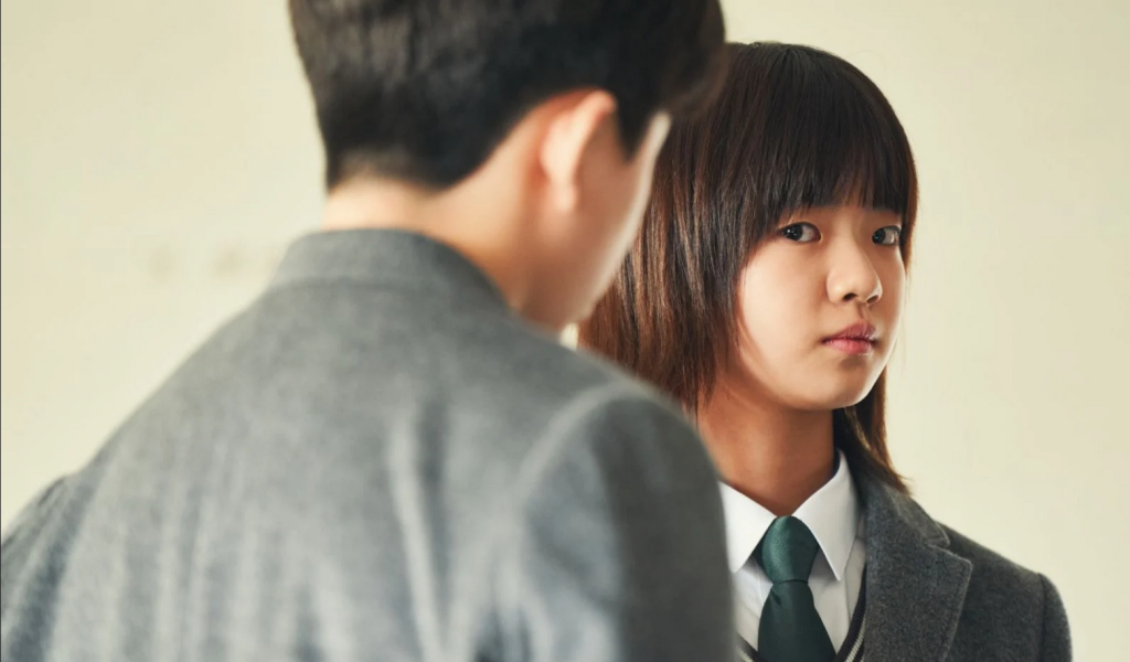 La figlia adolescente di Gil Boksoon, ossia Jae-yeong, bullizzata da un compagno di scuola per via della sua relazione lesbo.